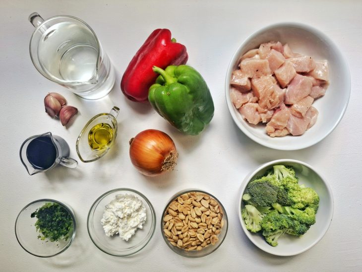 Ingredientes para a receita de frango xadrez com molho shoyu.