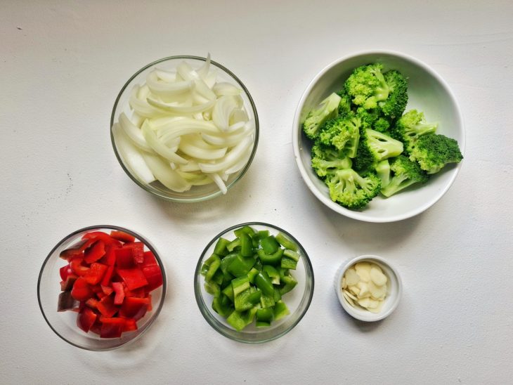 Ingredientes picados e higienizados em recipientes.