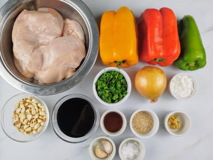 Ingredientes para preparar o frango xadrez em uma bancada.