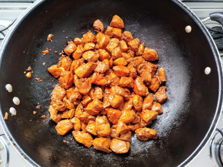 Frango fritando em oléo de gergelim.