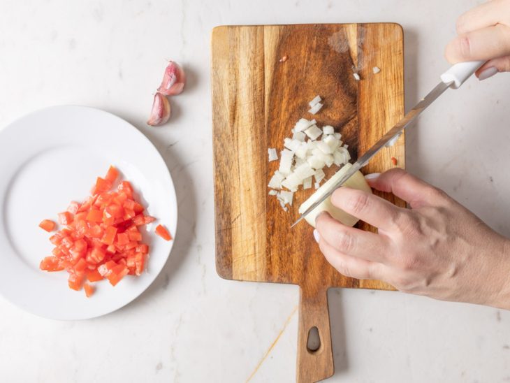 cebola e tomate picados em cubinhos pequenos