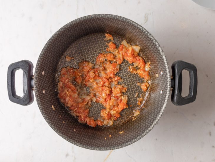 cebola e tomate refogando na panela