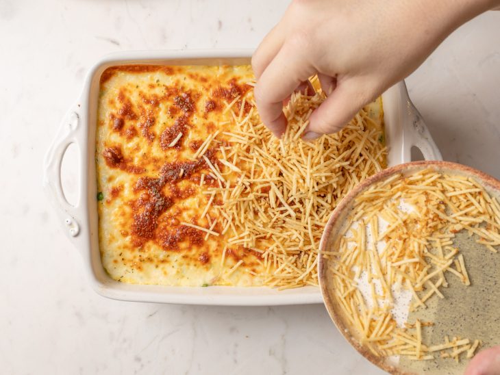 Fricassê após gratinar com a adição de batata palha.