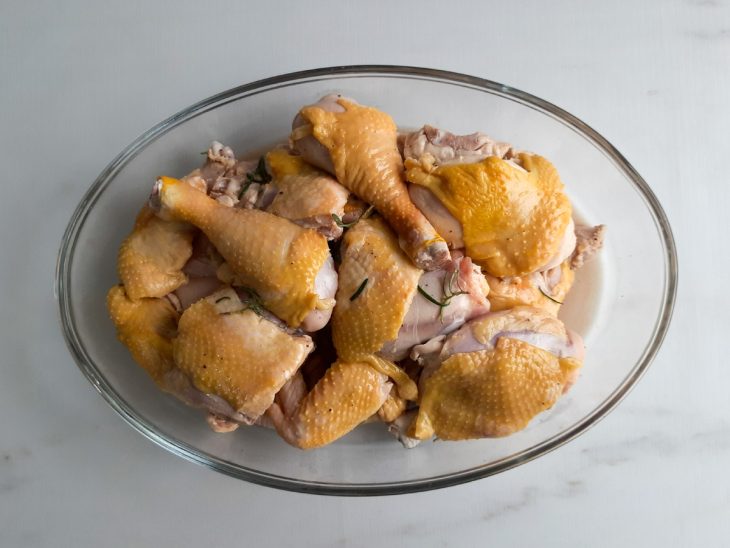 Um refratário com pedaços de frango temperados.