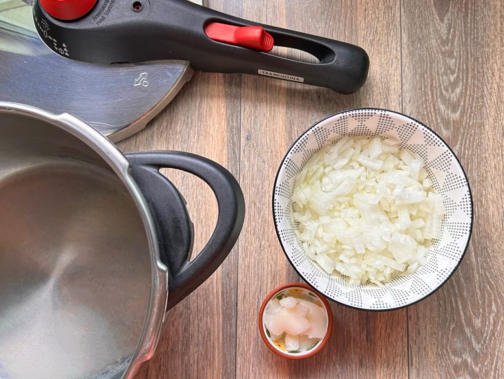 recipiente com cebola cortada