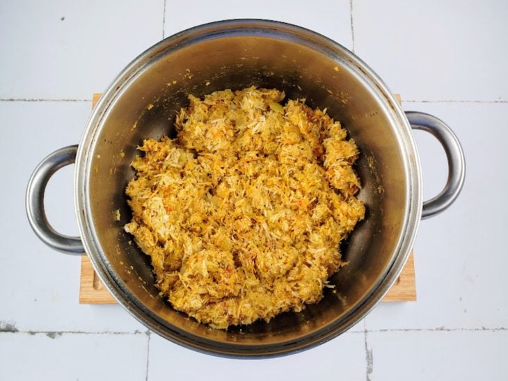 frango desfiado refogando na panela com temperos