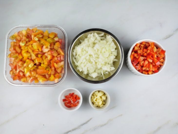 recipiente com tomate, cebola e pimenta picados em cubinhos