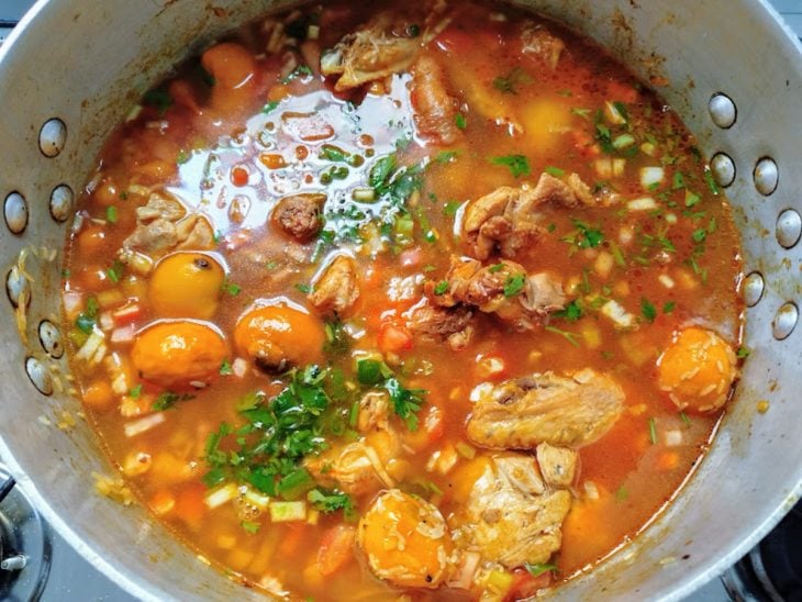 galinhada com pequi cozinhando na panela