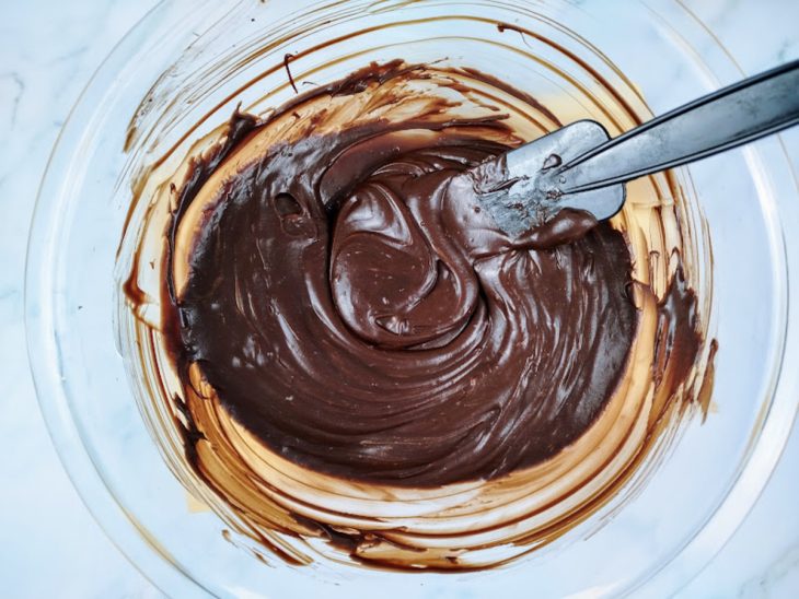 Uma tigela com a mistura de chocolate, creme de leite e Nutella.