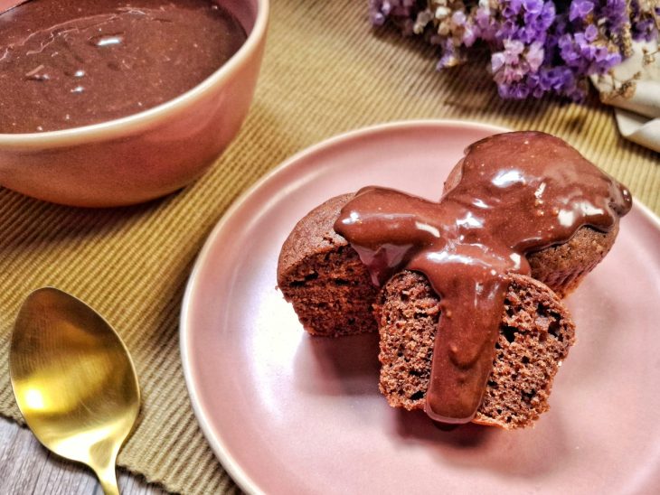 Ganache fácil e rápida pronta para consumo, adicionada em pedaços de bolo.