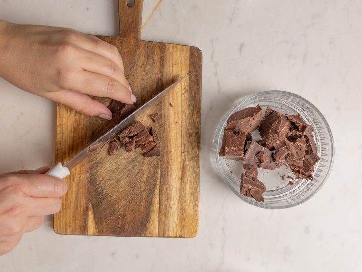 Chocolate picado em uma tábua.