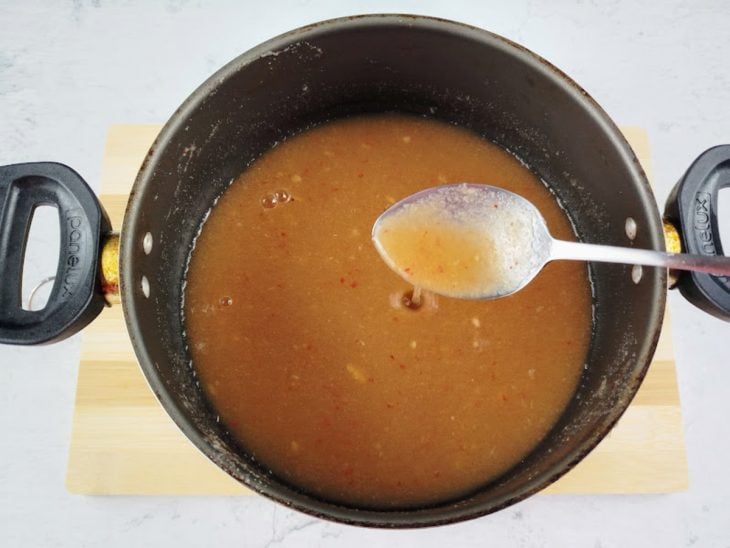 Mistura do liquidificador com açúcar adicionado em uma panela.