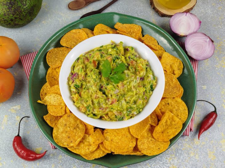 guacamole mexicano servido com nachos