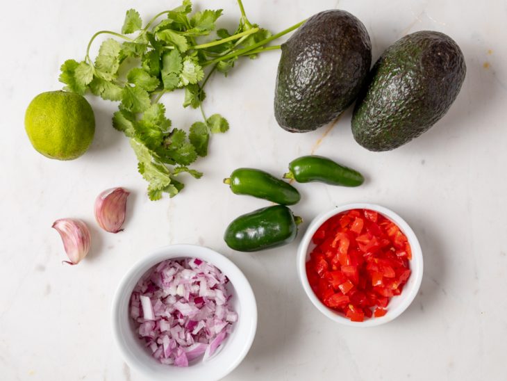 Ingredientes para a receita de guacamole original.