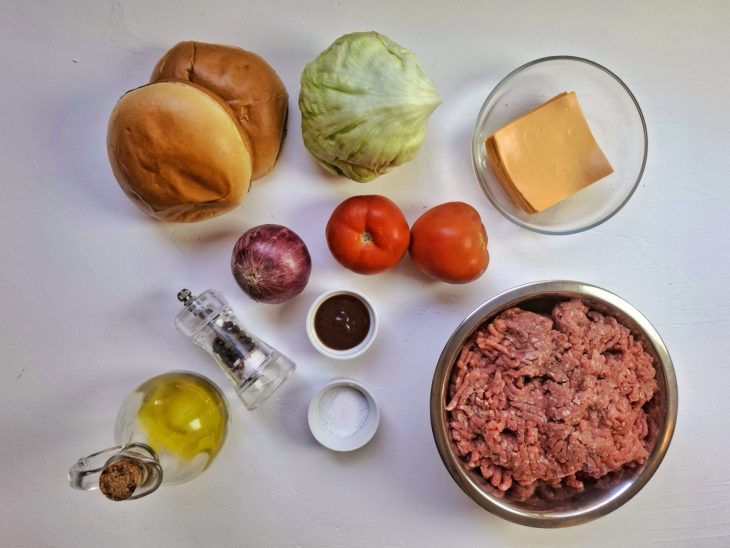 ingredientes reunidos para fazer hambúrguer artesanal