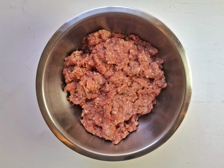 tigela com carne moída