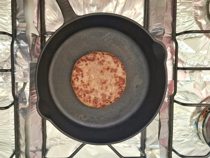 frigideira com hambúrguer artesanal fritando