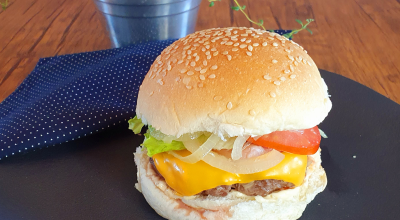 Hambúrguer com cebola caramelizada fácil