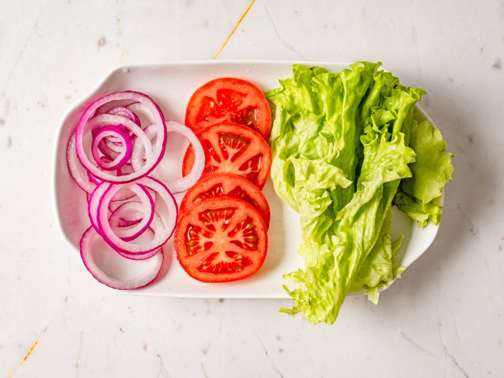 tigela com cebola, alface e tomate