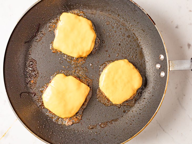 hambúrguer de costela com queijo