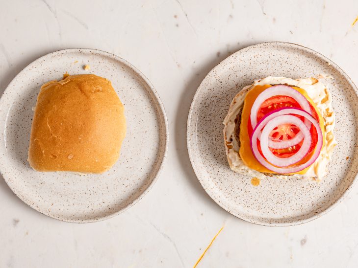 pão com hambúrguer de costela