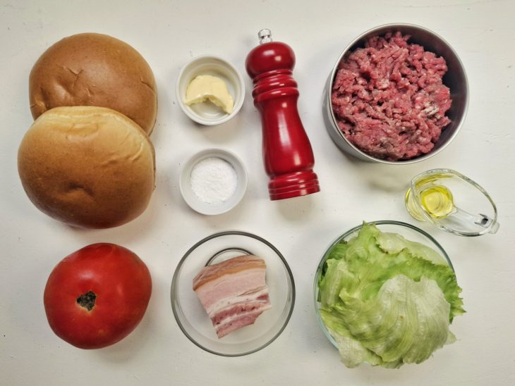 Ingredientes para o hambúrguer rápido.