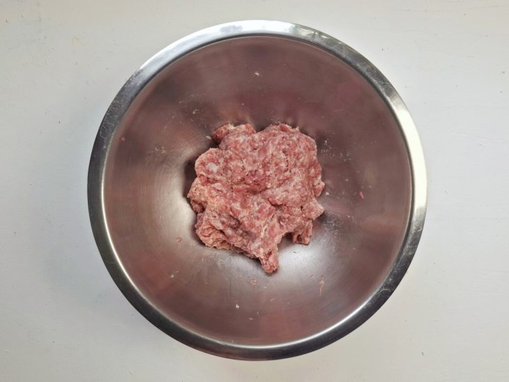 Mistura do processador e carne moída incorporados.