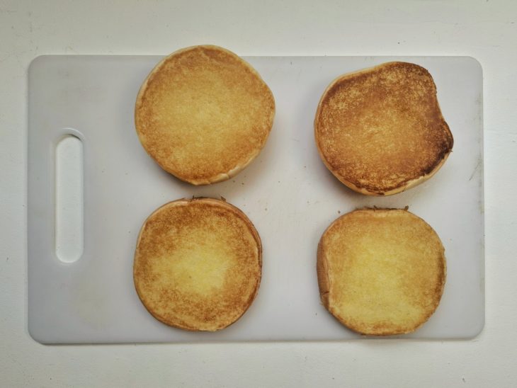 Fatias de pão tostadas.