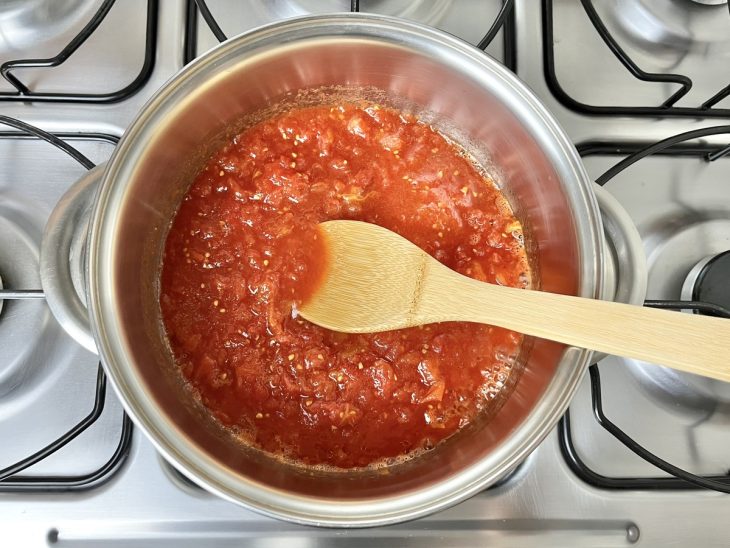 Uma panela com o molho para hot dog.