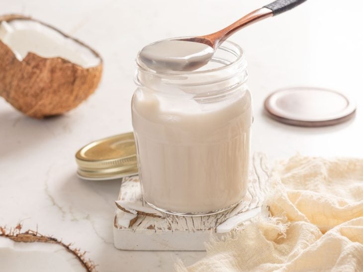 iogurte de coco vegano pronto para consumo em pote de vidro transparente;