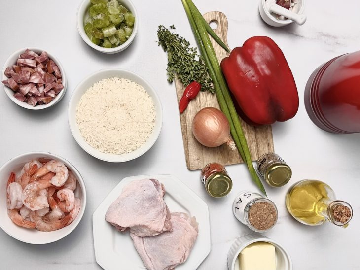 ingredientes reunidos para fazer jambalaya