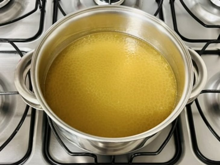 panela com caldo de galinha