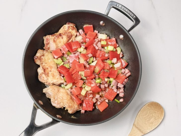 frigideira com coxa de frango, aipo e pimentão