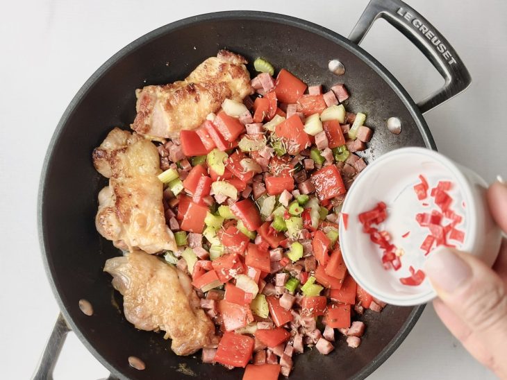 frigideira com coxa de frango, aipo e pimentão, pimenta-dedo-de-moça e temperos