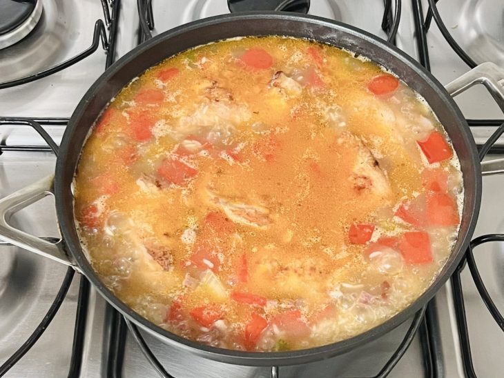 jambalaya cozinhando na panela