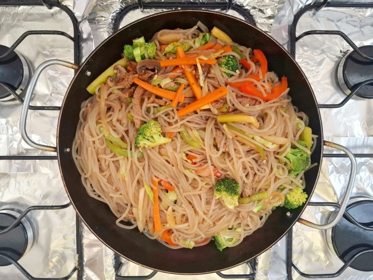 frigideira com macarrão e refogado de legumes