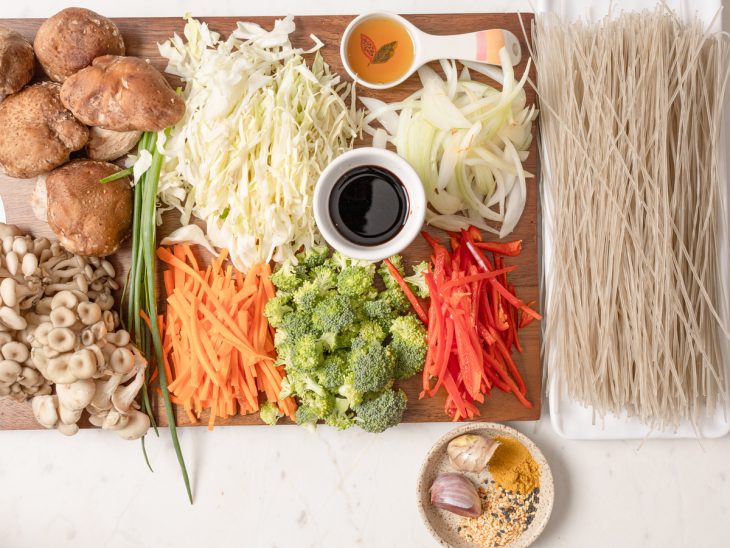 Ingredientes para o japchae vegetariano.