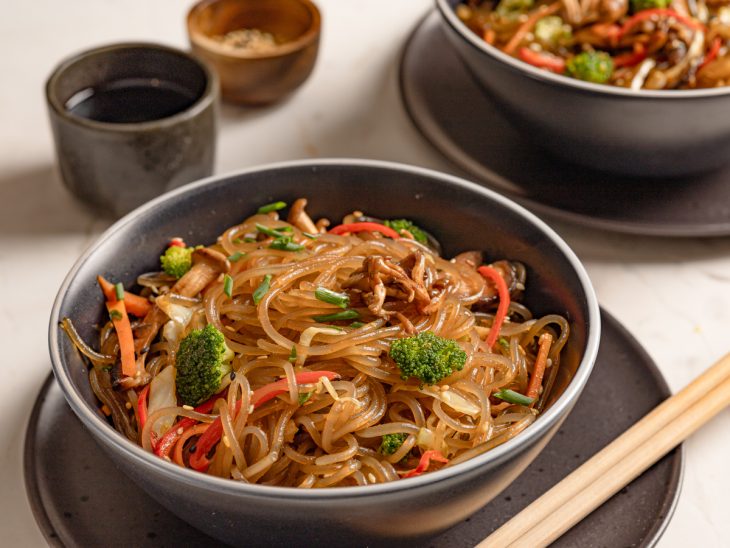 Japchae vegetariano pronto para consumo.