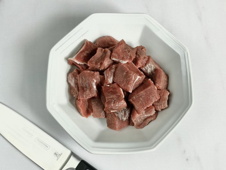 prato com carne bovina cortada em cubos