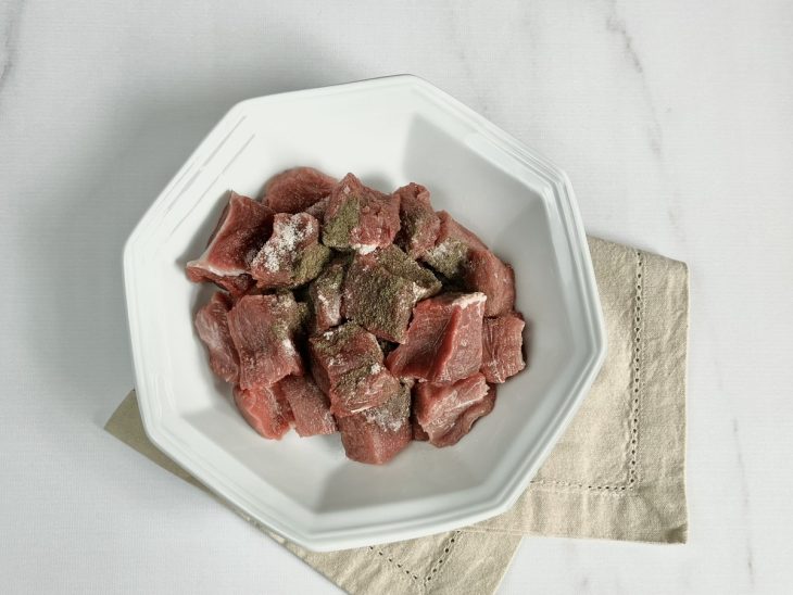 carne bovina em cubos temperada com pimenta-do-reino