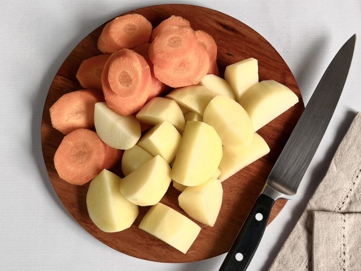 cenoura e batata fatiadas em pedaços médios