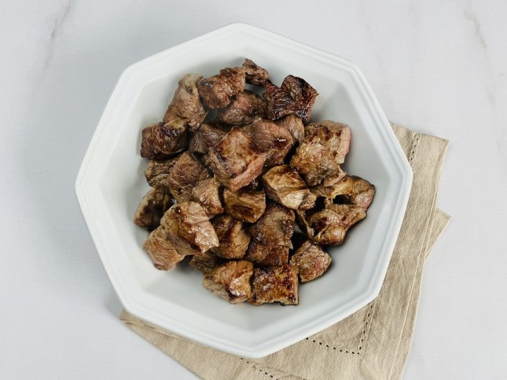 prato com cubos de carne grelhados