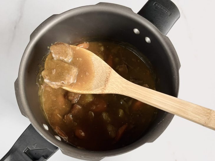 karê japonês cozinhando na panela de pressão