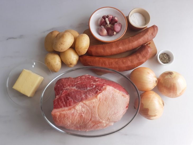 Ingredientes necessários para a receita reunidos em uma bancada