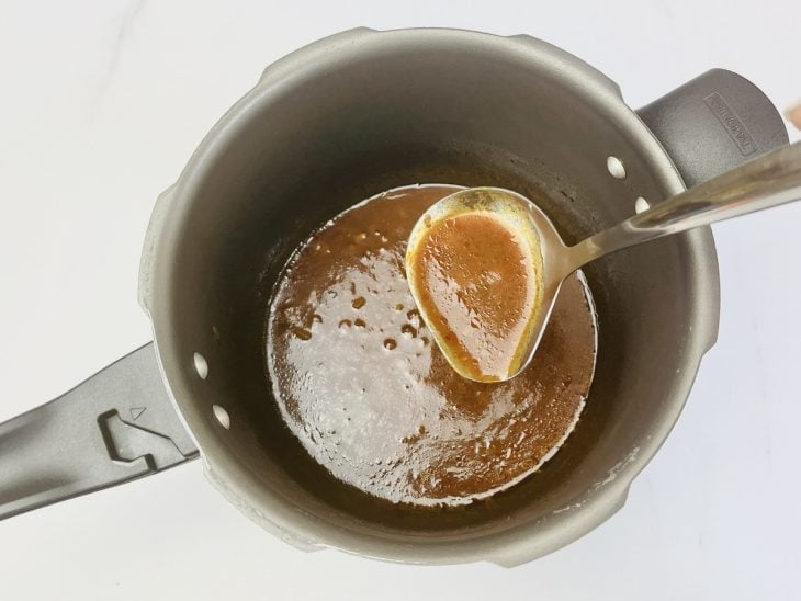 Molho cozinhando na panela de pressão.