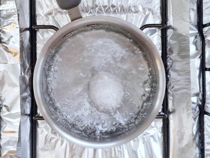 Panela com ovo cozinhando na água.