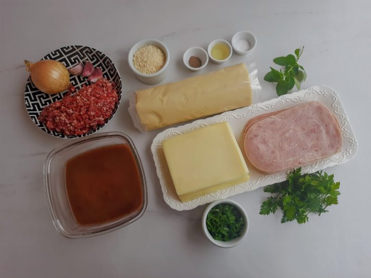 Ingredientes para a lasanha com massa de pastel.