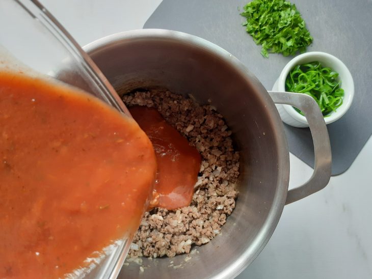 Cheiro-verde e molho de tomate para ser adicionado na panela.