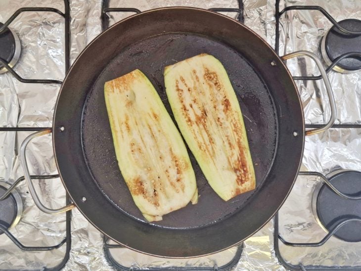 Berinjela dourada na frigideira.