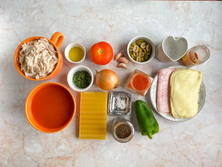 Ingredientes reunidos em uma bancada para o preparo da receita.